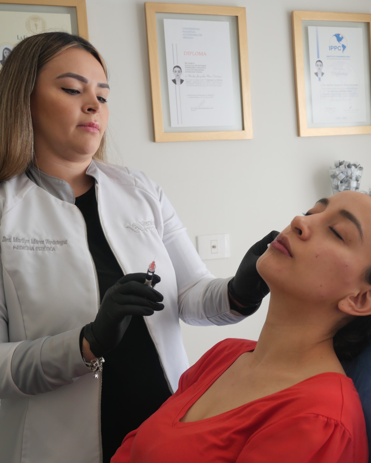 La Dra. Marilyn Mares durante un procedimiento